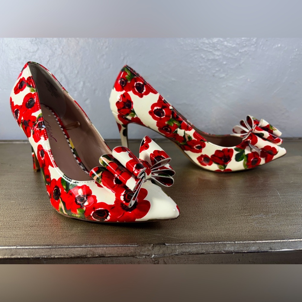 Betsy Johnson floral pump with bow detail